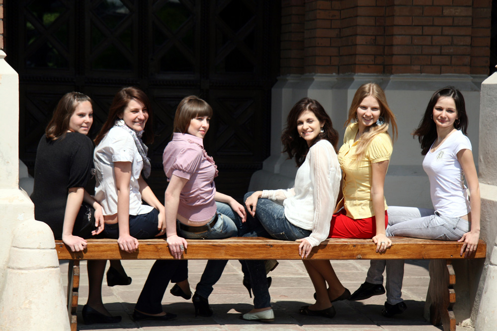 Studente pregatite de shooting, Universitatea Cernauti. Foto: Marius ȘUIU