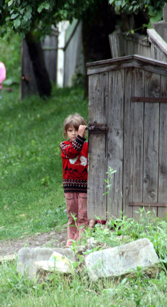 În aşteptare. Valea Glodului, Suceava. Foto: Marius ŞUIU