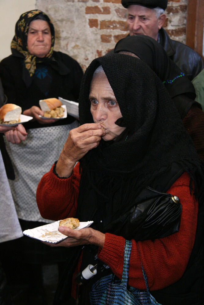 Pelerini la Mănăstirea Sf. Ioan Suceava, în ajun de Sânziene. Foto: Marius ŞUIU