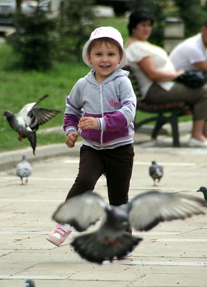 Ca-ntre prieteni... Joacă de copil. Foto: Marius ŞUIU.