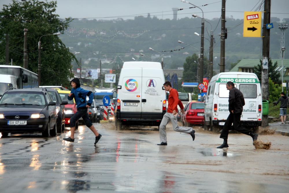 Fugăriți de ploaie. Foto: Marius ȘUIU
