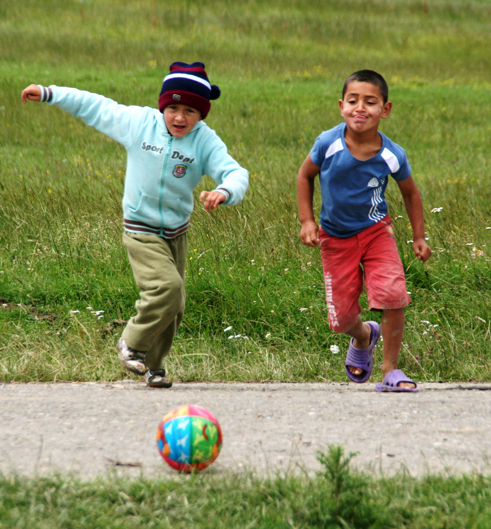 Ne pregătim de Mondial. Pătrăuţi, iulie 2010. Foto: Marius ŞUIU
