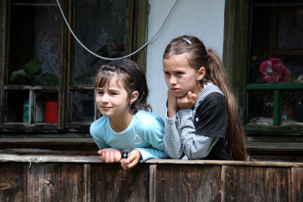 Spectatori ai vremurilor grele. Foto: Marius ŞUIU