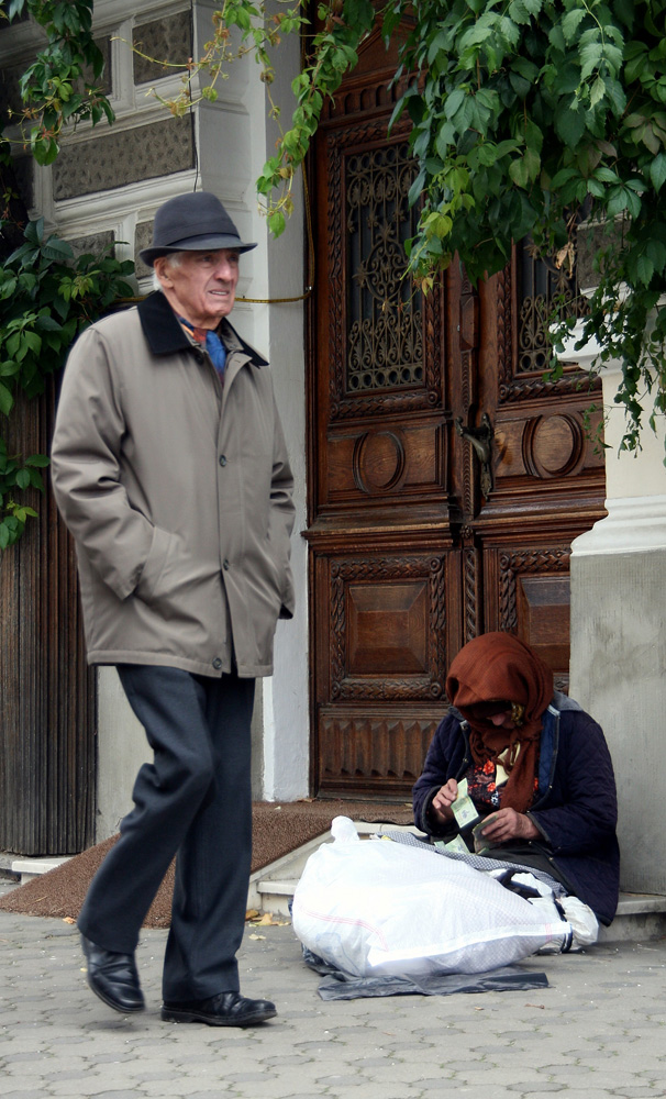 Cerşind... cultură. Intrarea în Muzeul de Istorie Suceava. Foto: Marius ŞUIU