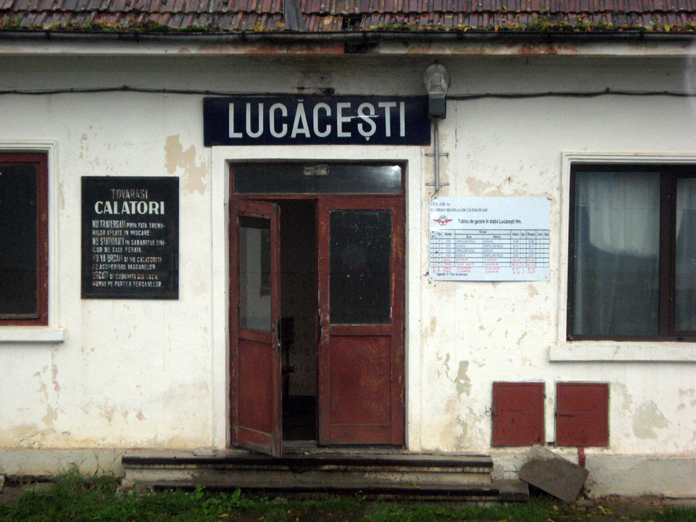 Gara din Lucăceşti se adresează tovarăşilor călători şi la 21 de ani de la Revoluţie. Foto: Florin PAIU