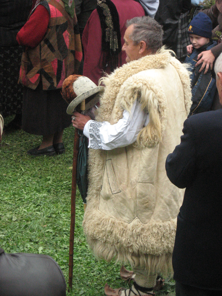 Şi-a luat hainele de sărbătoare şi a venit la Mănăstirea Putna. Foto: Daniela MICUŢARIU