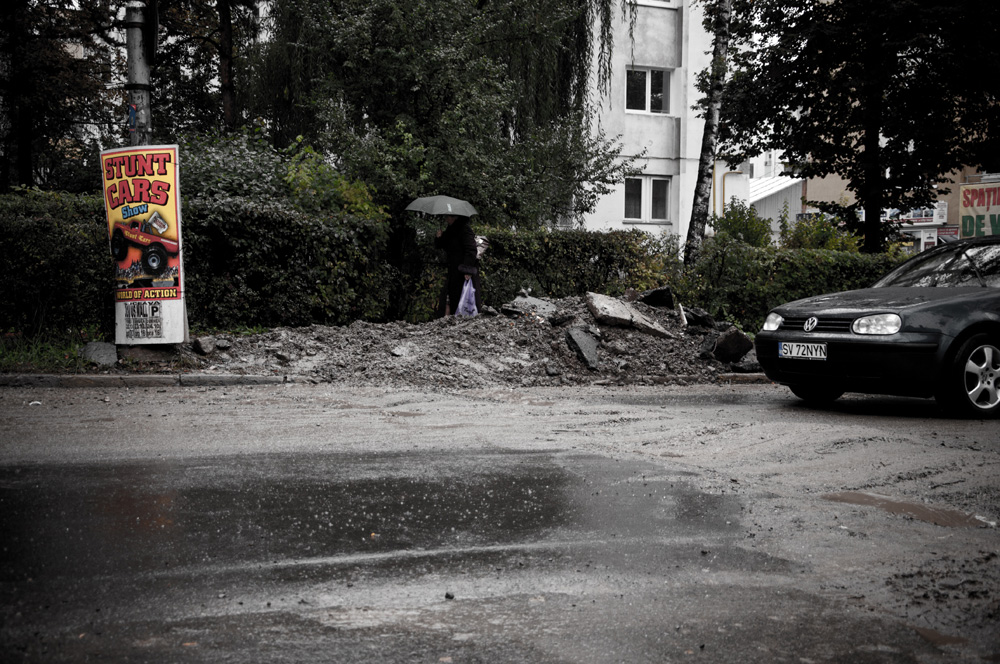 Traseu greu, cu obstacole, pe strada Mărăşeşti. Foto: Honey CRAMARIUC