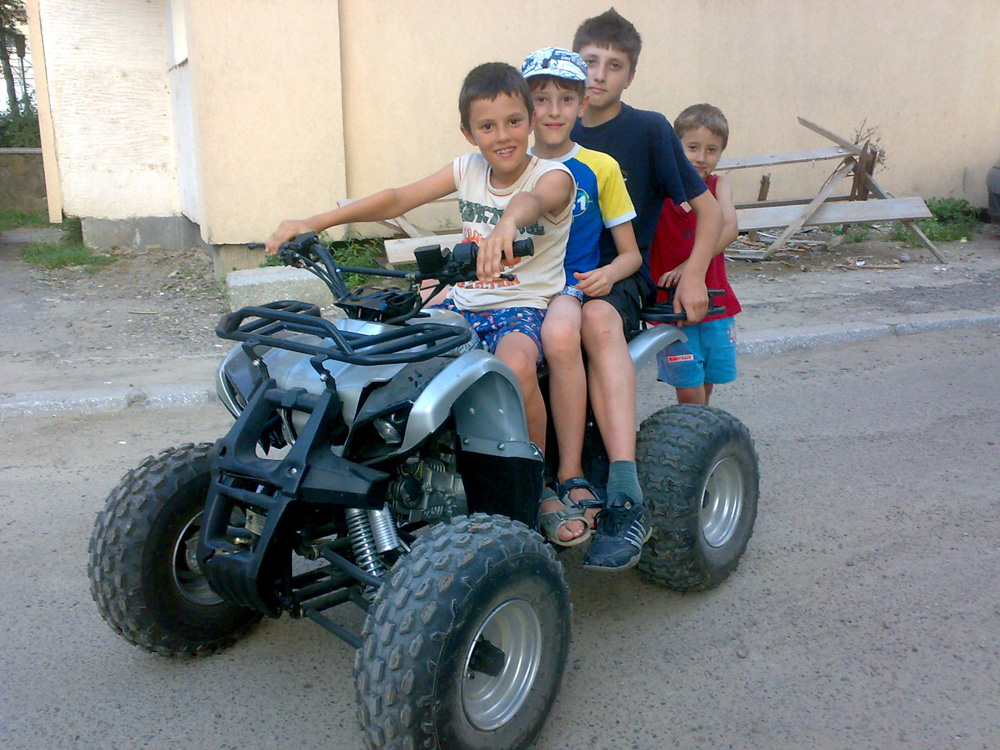 La plimbare prin cartier. Foto: Marius SUIU