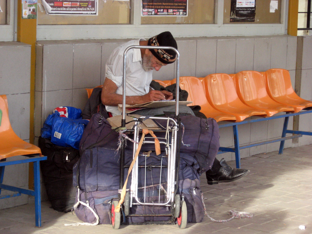 Pauză pentru un rebus. Foto: Daniela MICUŢARIU