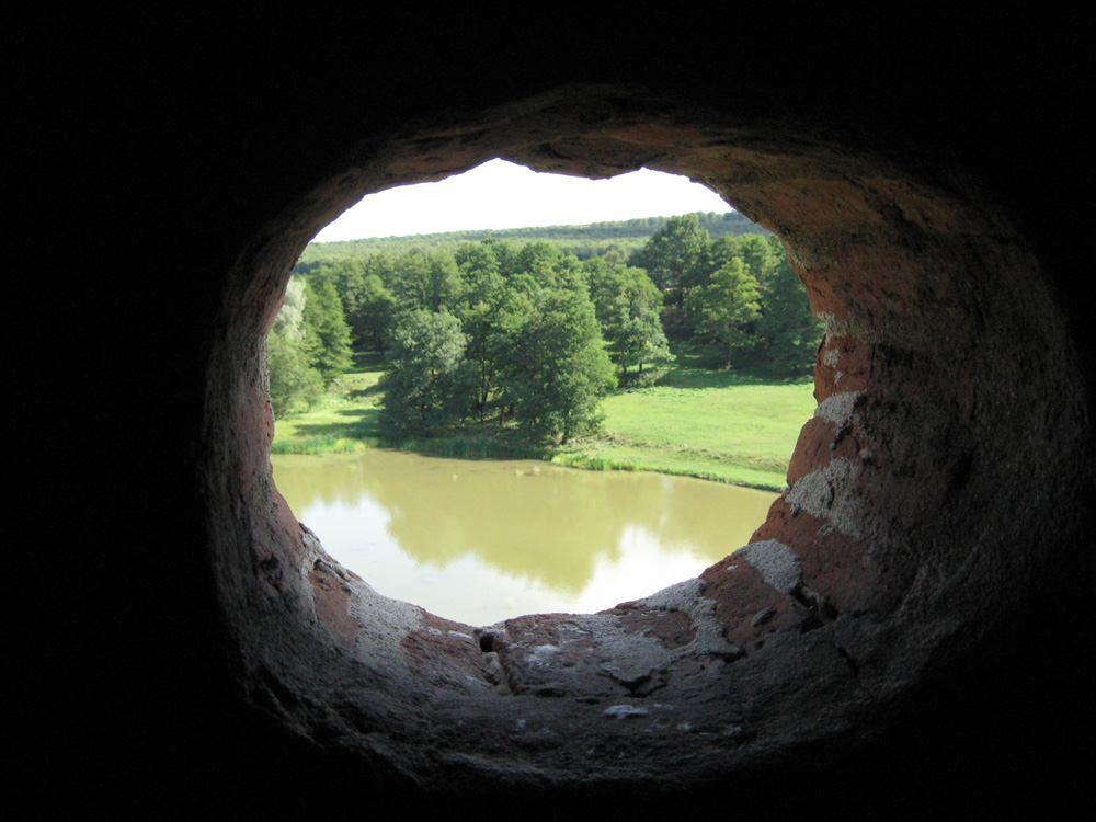 Un ochi de lumină la Dragomirna. Foto: Daniela MICUŢARIU