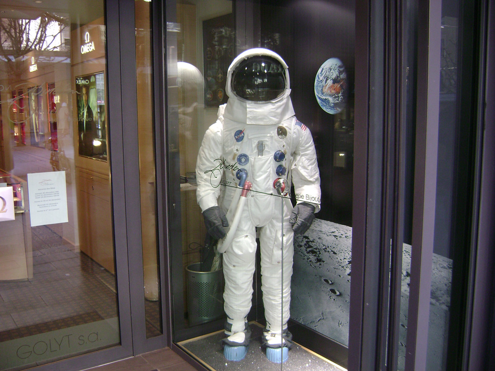 Horlogerie - ceasornicărie - ingenioasă reclama. Foto: Daniela MICUŢARIU