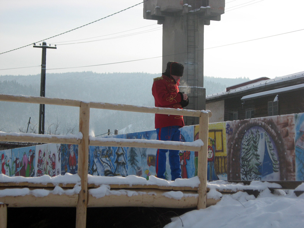 Militar austriac din secolul XIX... la o tigara in secolul XXI... la mocanita de la Gura Humorului. Foto: Florin PAIU