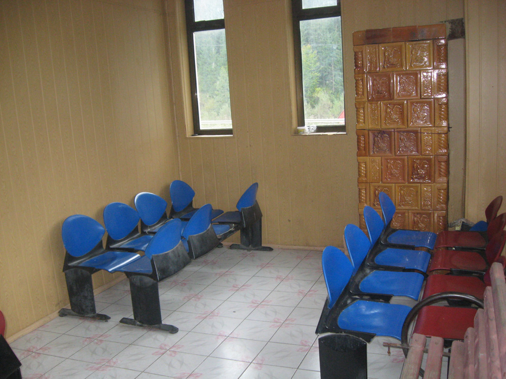 In Gara Valea Putnei scaunele sunt de decor. Foto: Florin PAIU
