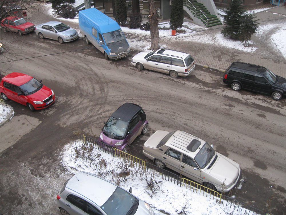 Soferul care nu se plange de lipsa locurilor de parcare. Foto Sergiu RUSU