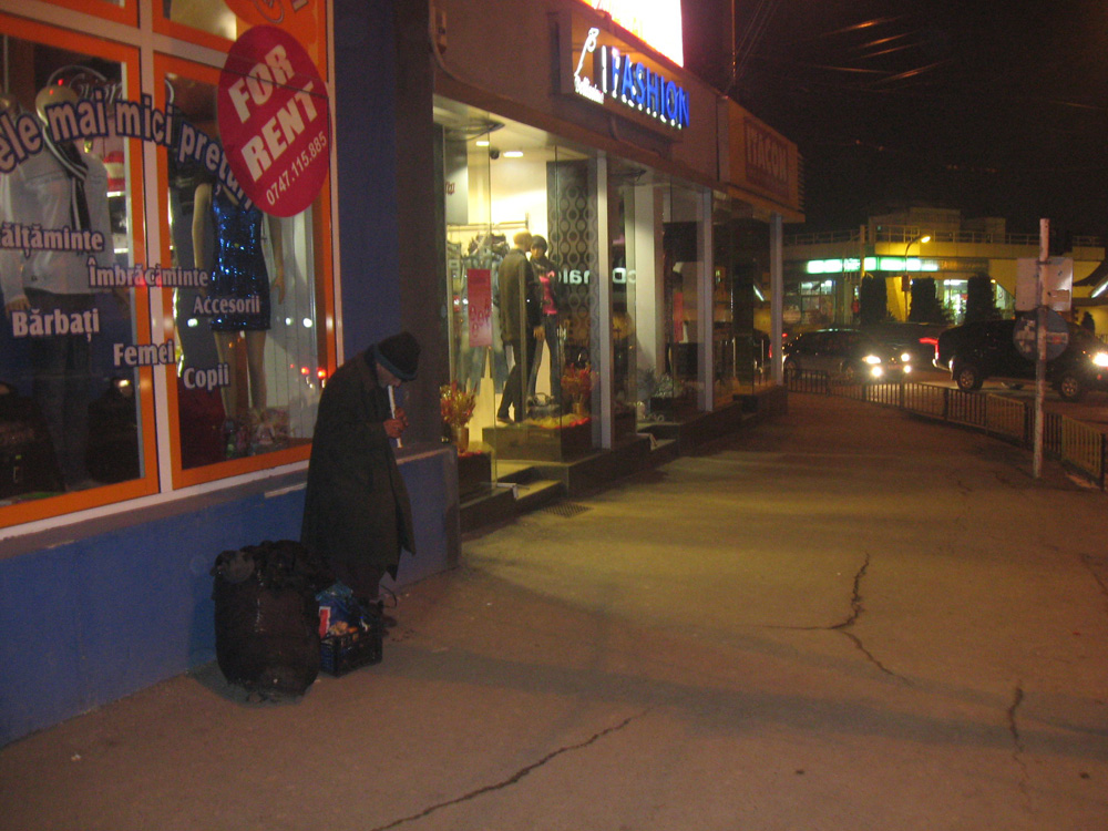 Un trist cantaret la fluier.... in centrul Sucevei. Foto: Florin PAIU