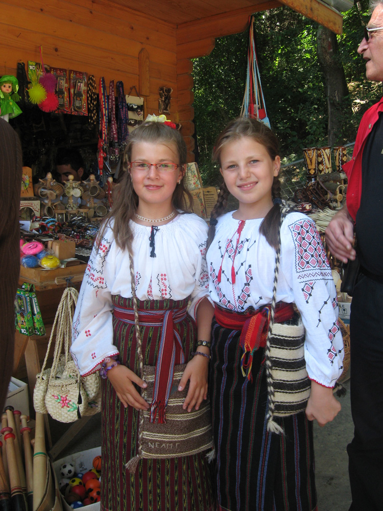 Viitorul folclorului din Moldova este pe maini bune. Foto: Daniela MICUTARIU