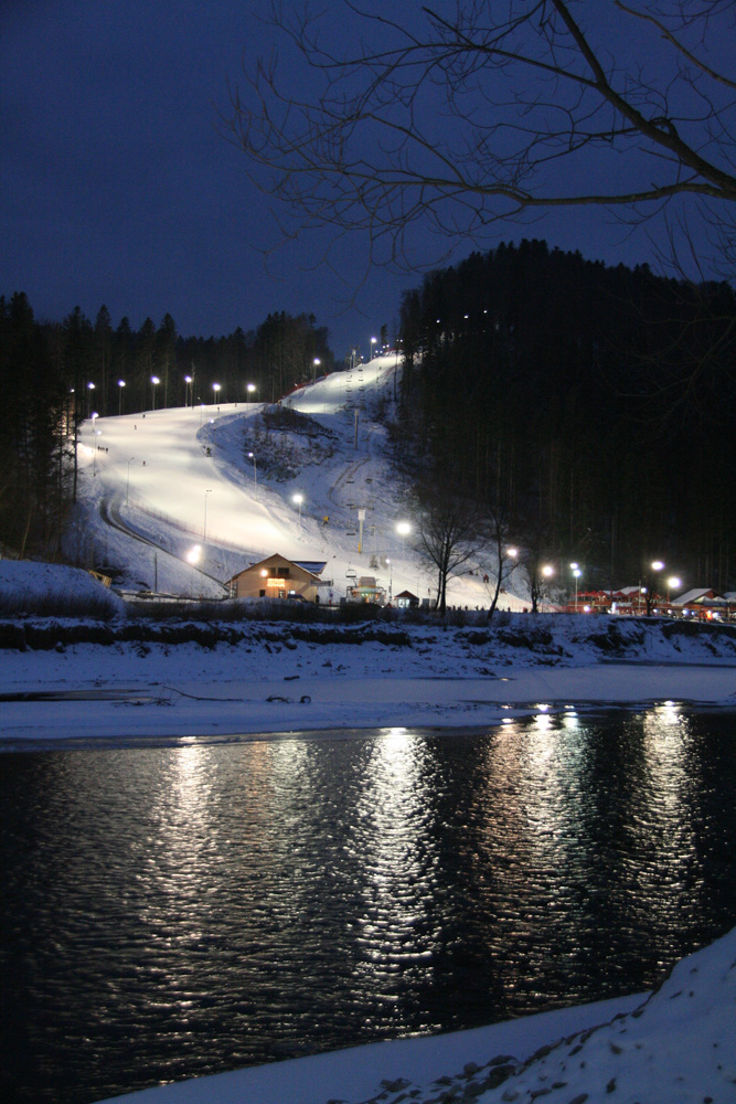 Pârtia Şoimul oglindită în râul Moldova. Foto: Marius ŞUIU
