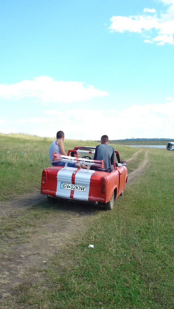 Tineri entuziasti pe un trabant decapotabil... pe malul Lipoveniului. Foto: Florin PAIU