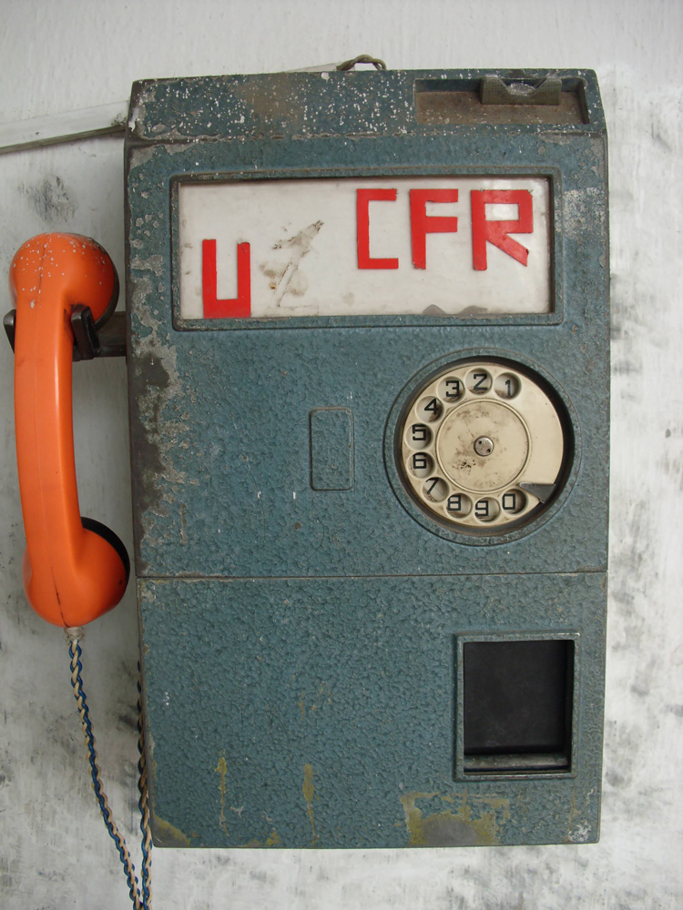 Telefon din epoca de trista amintire.... inca in functiune in Gara Constanta. Foto: Florin PAIU