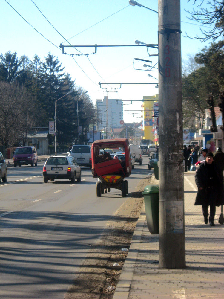 O caruta-masina incurcand traficul prin Suceava. Foto: Florin PAIU