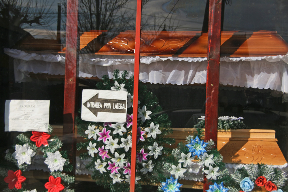 Intrarea prin lateral... Foto: MARIUS SUIU