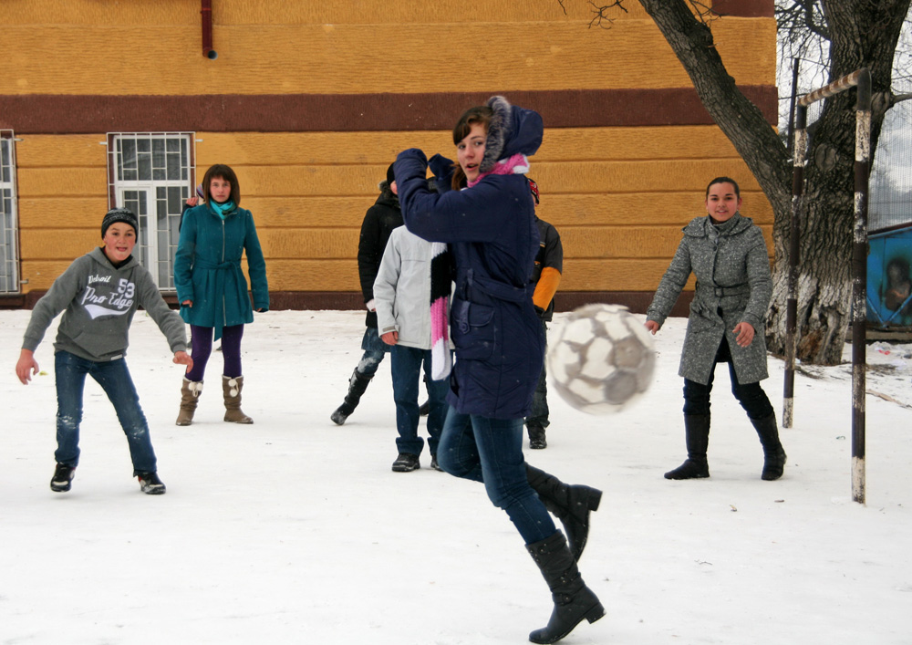 Şi fetele ştiu fotbal. Şcoala Bosanci Foto: Marius Şuiu