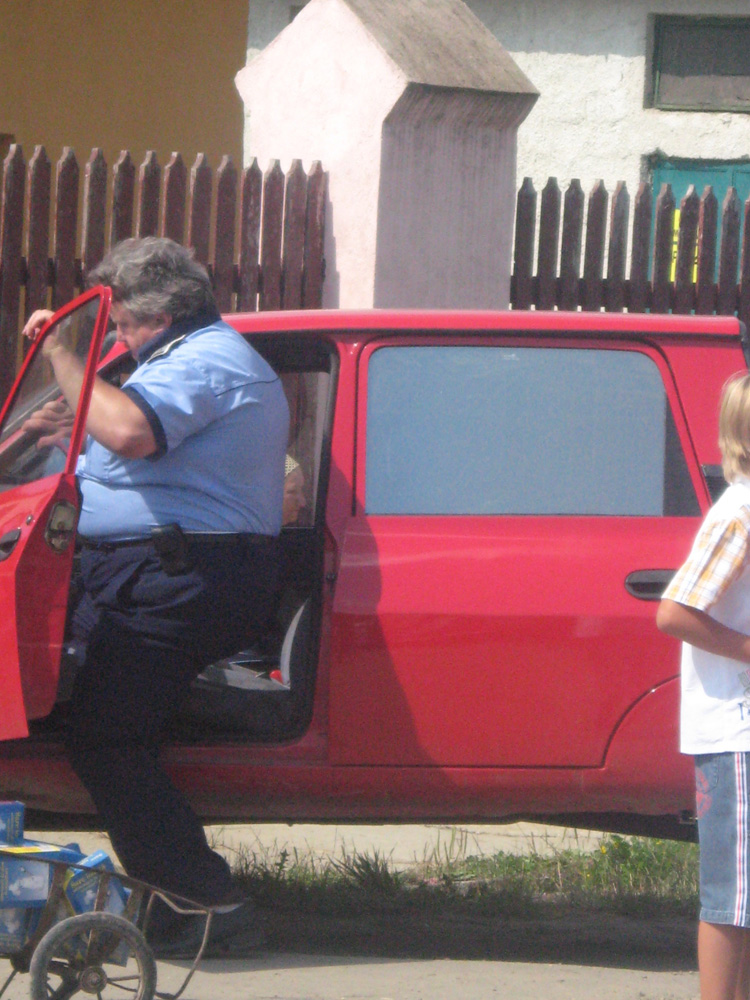 Poliţist în acţiune... Foto: Florin PAIU