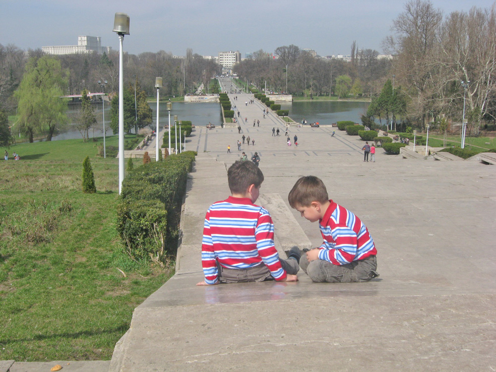 Lumea văzută de doi gemeni... în Parcul Carol din Bucureşti Foto: Florin PAIU