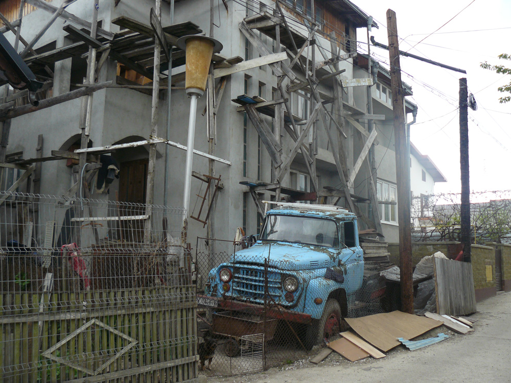 Camion transformat în piesă de muzeu, blocat între casă si gard Foto: Florin PAIU