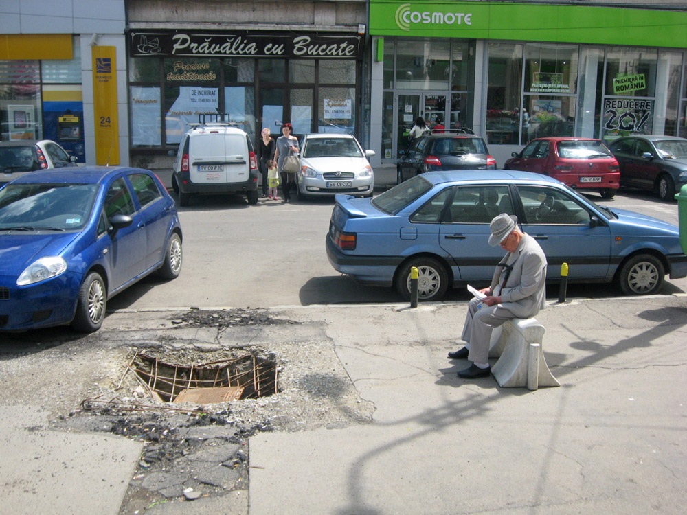 O scurtă lectură... în mijlocul trotuarului Foto: Florin PAIU