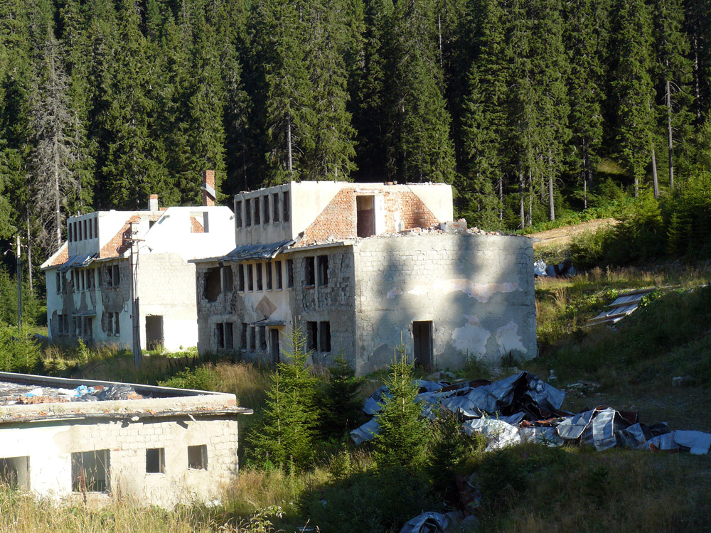 Aici erau până în 1997 blocurile minerilor de la Mina de Sulf Călimani. Foto: Florin PAIU