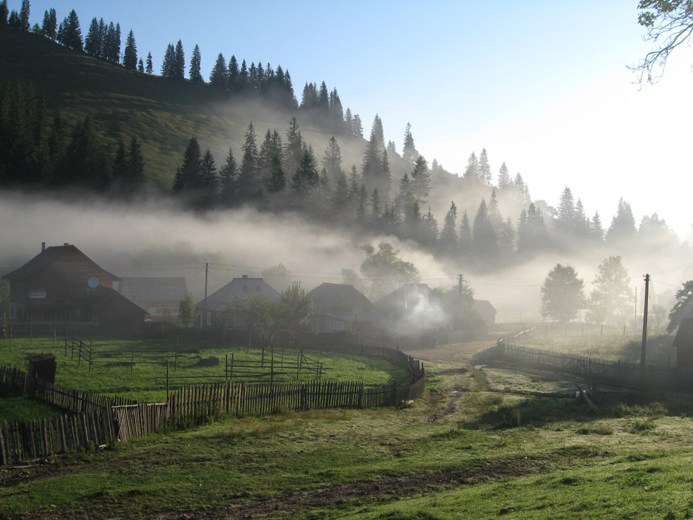 Zorii zilei la poalele munţilor, în Slătioara. Foto: Cosmin ROMEGA