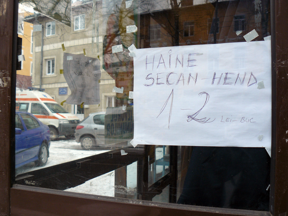 Magazin de secăn-hend la Vatra Dornei. Autor: Corneliu ACASANDRE