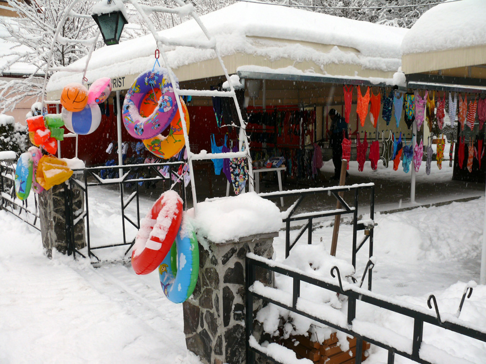 Oferta iernii - Omul gospodar îşi cumpără iarna costum de baie şi colac de salvare. Autor: Iustin Buculei