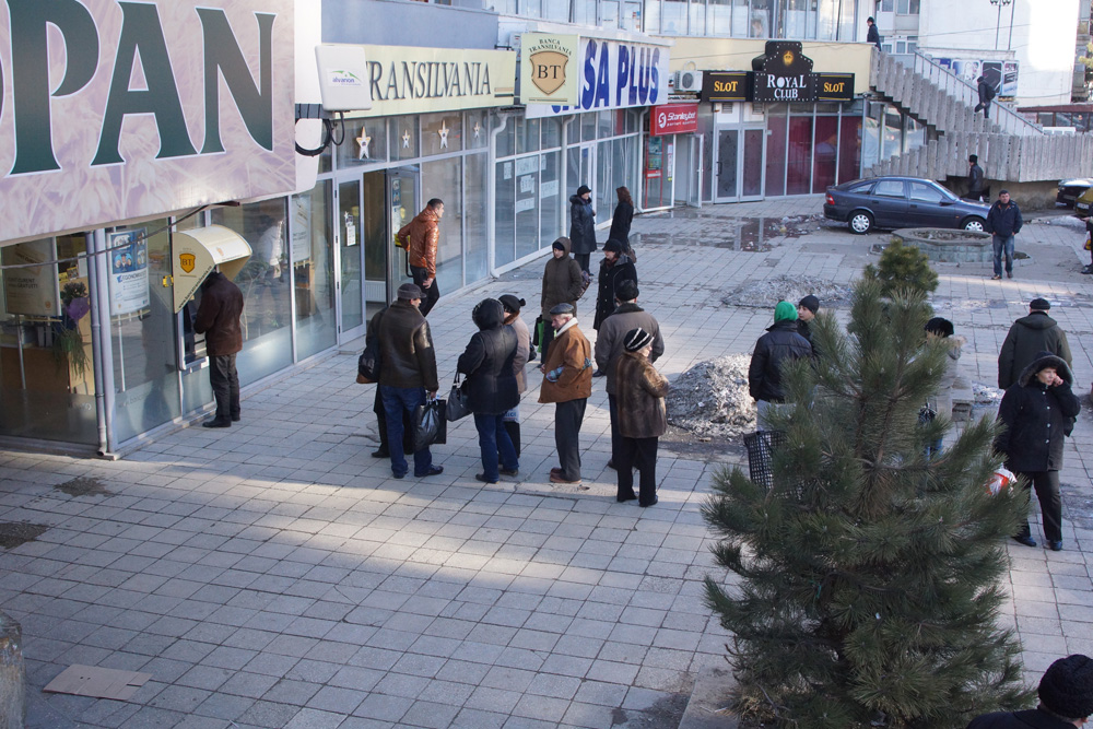 În ziua de salariu... Foto: Corneliu ACASANDRE