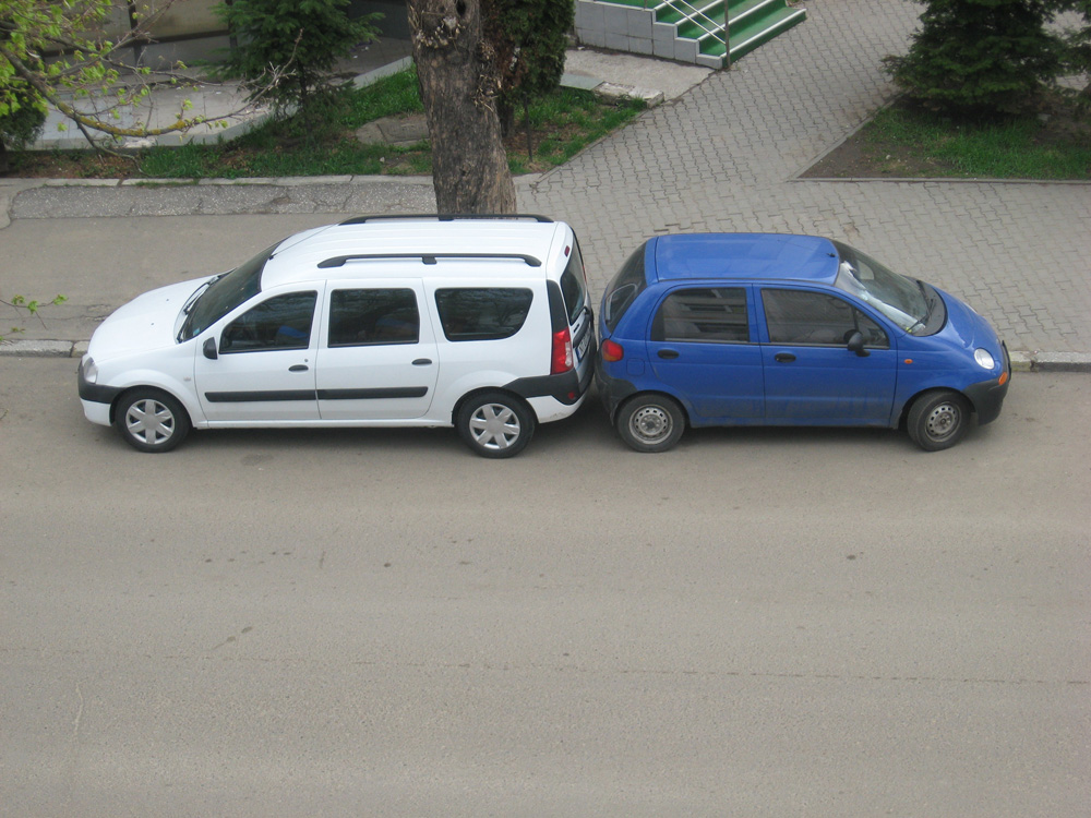 Maşini... siameze. Foto: Sergiu RUSU