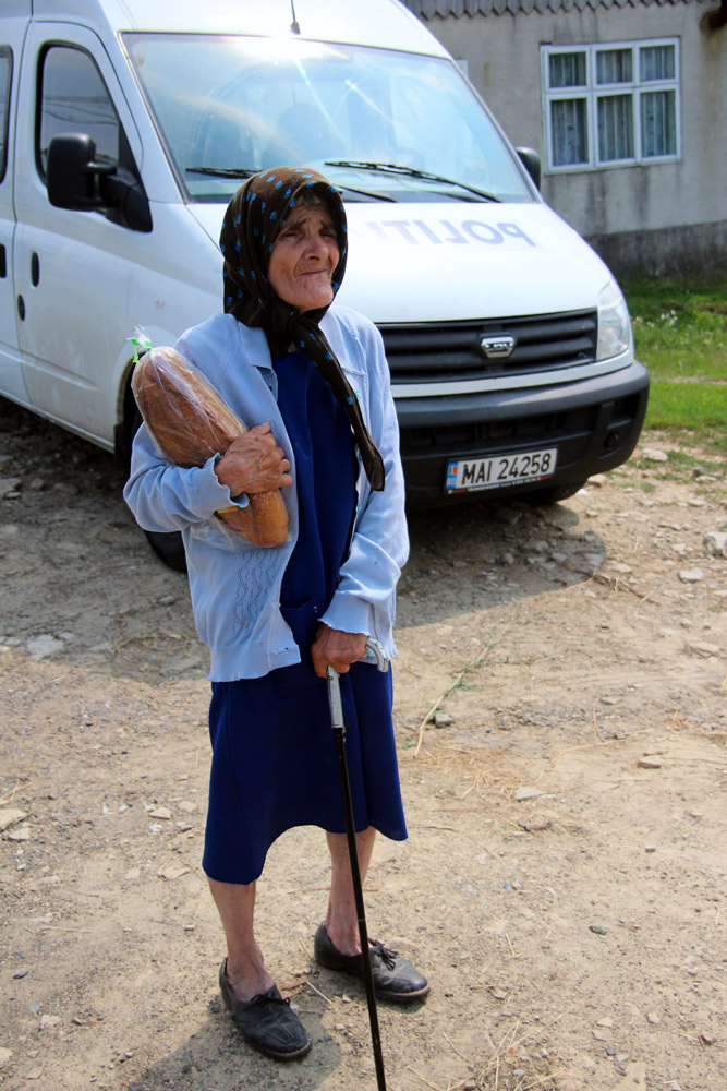 Bătrâneţe, haine grele. Foto: Marius ŞUIU
