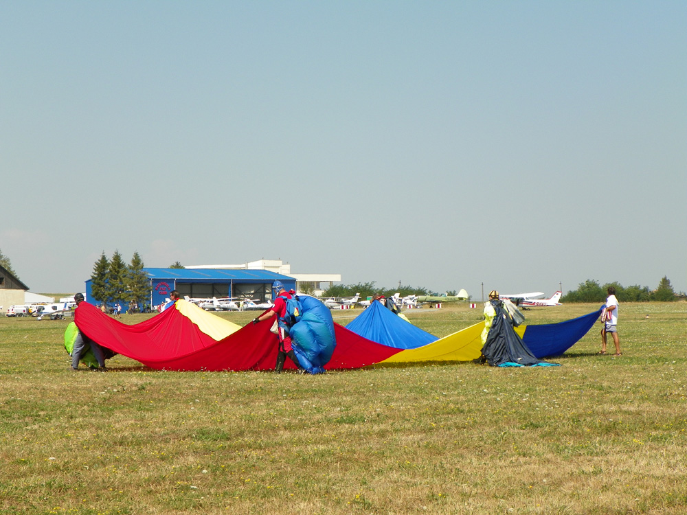 Paraşutişti cu mândrul tricolor. 4 august 2012, Salcea. Foto: Luminiţa MORUZ, Fălticeni.