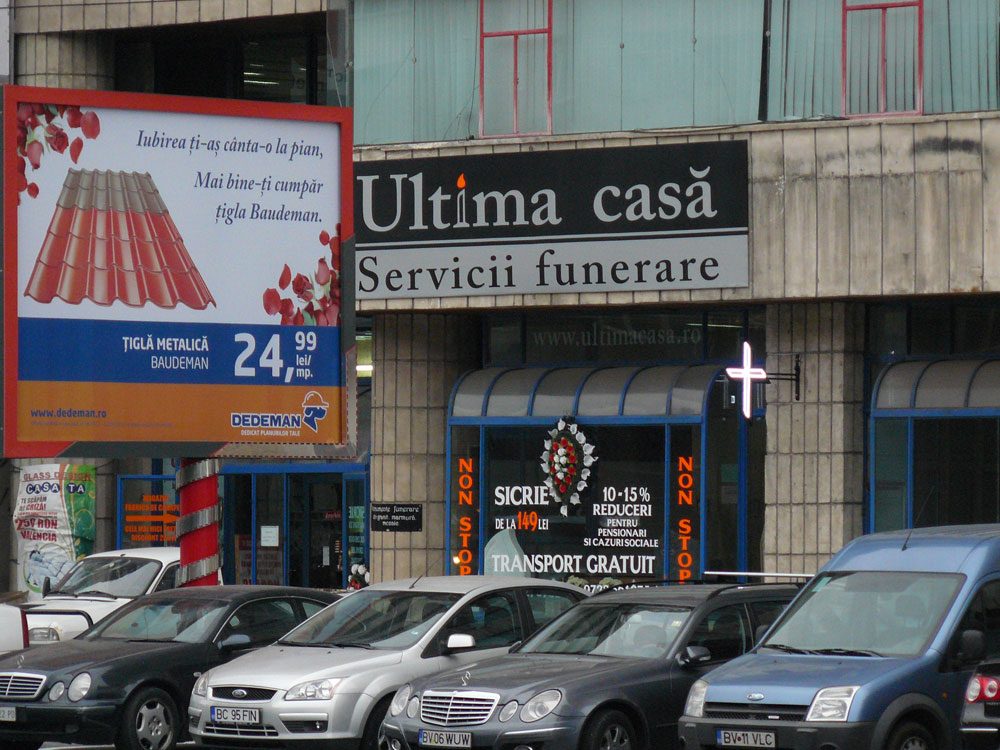 Oferte şi la „Prima casă” şi la „Ultima casă”. Foto: Florin PAIU