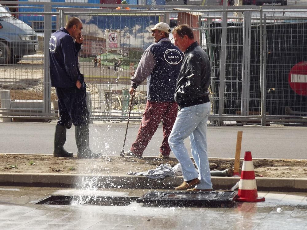 Centru spa pentru trecători, pe trotuarele Sucevei. Foto: Cosmin ROMEGA