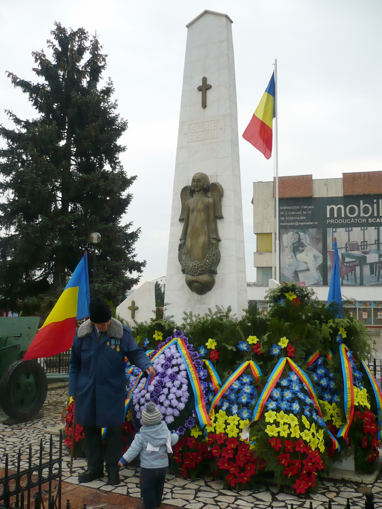 În faţa istoriei, pe 1 Decembrie. Foto: Iustin BUCULEI