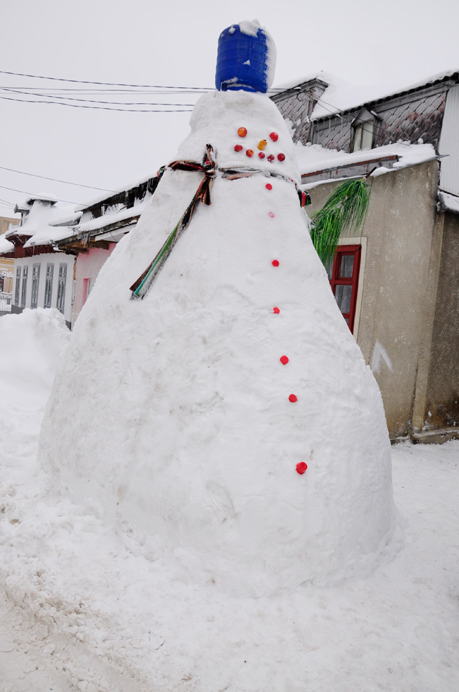 Uriaşul. (Snowman made in Fălticeni). Foto: Iustin BUCULEI