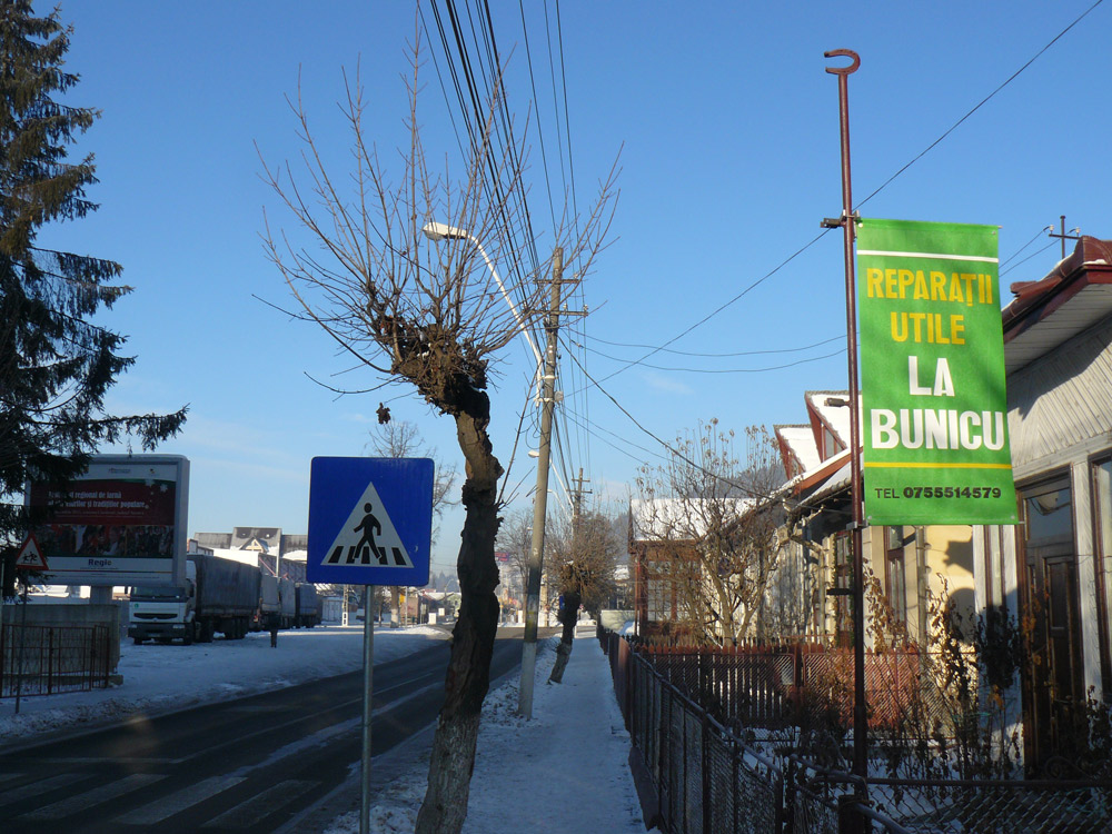 Bunicu repară tot. Foto: Florin PAIU
