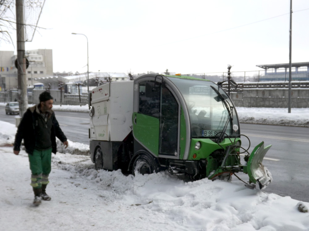 Utilaj de deszăpezire… înzăpezit. Foto: Cosmin ROMEGA