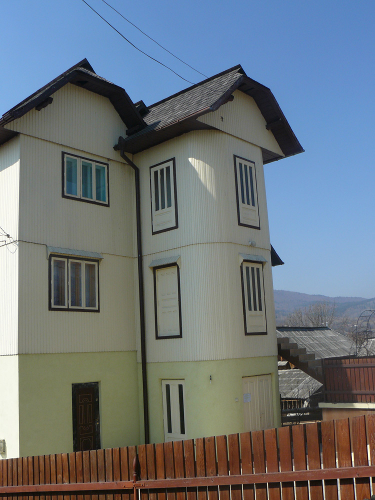 De pe uşă... direct afară. Foto: Florin PAIU