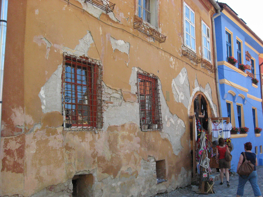 Un ochi plânge, altul râde... pe perete. Foto: Daniela MICUŢARIU