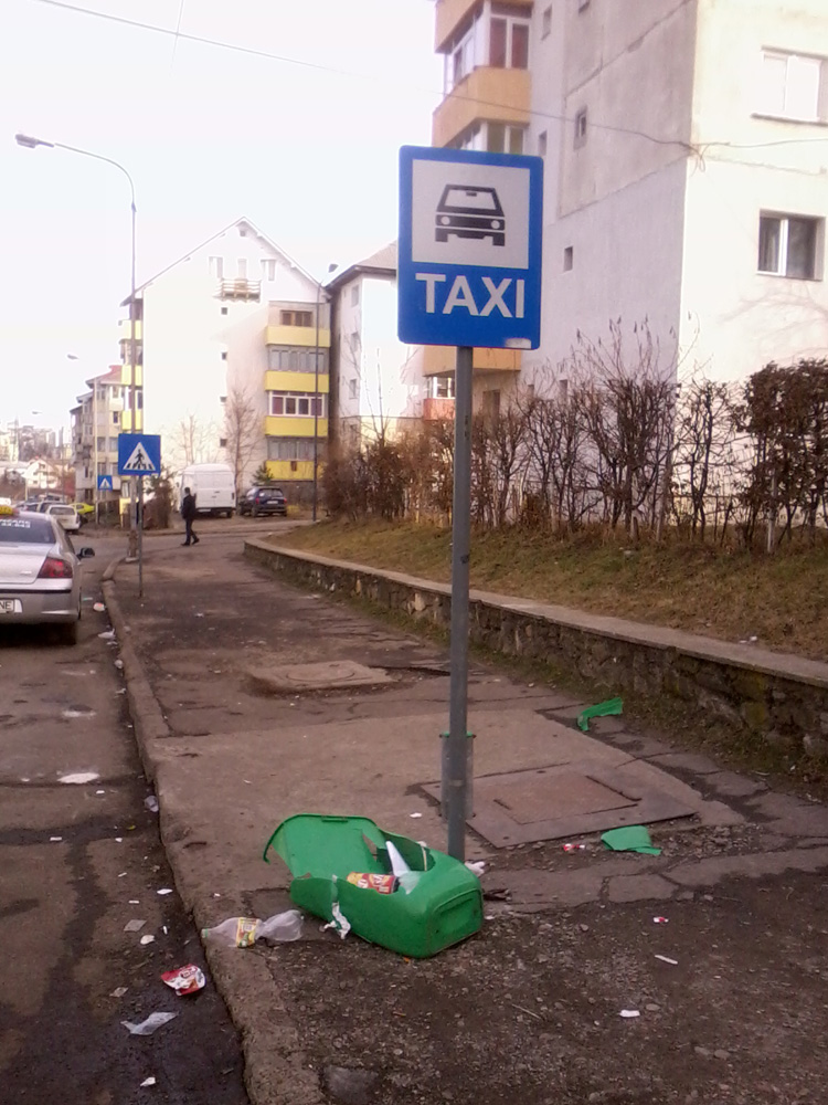 Un coş de gunoi din Obcini... victimă a Revelionului. Foto: Florin PAIU
