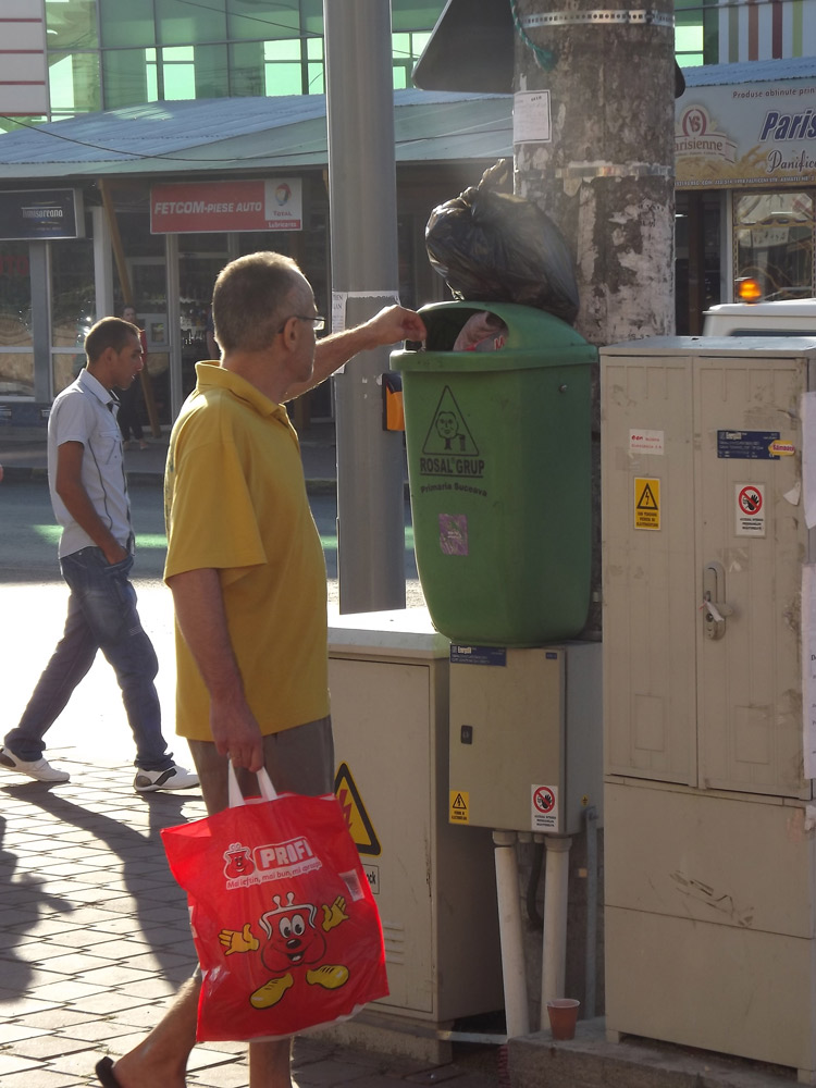 Unde se lasă gunoiul de acasă... Foto: Cosmin ROMEGA