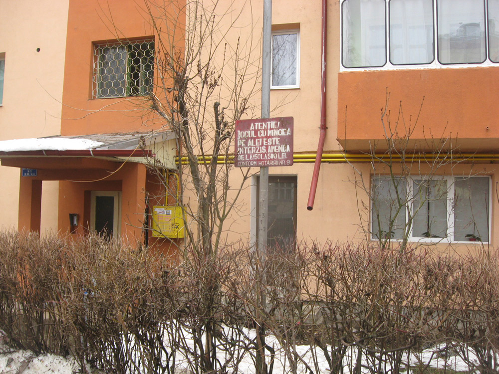 Sperietoare pentru copii, în faţa unui bloc din Suceava. Foto: Florin PAIU