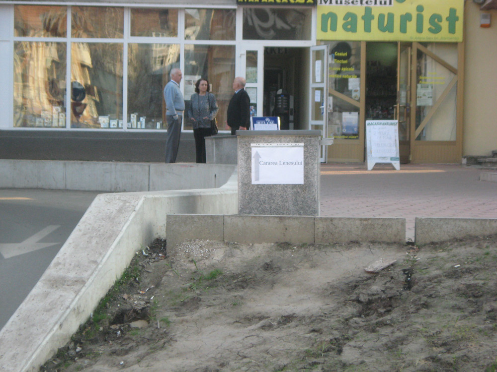 Mesaj pentru pietonii care scurtează drumul: Cărarea leneşului. Foto: Florin PAIU